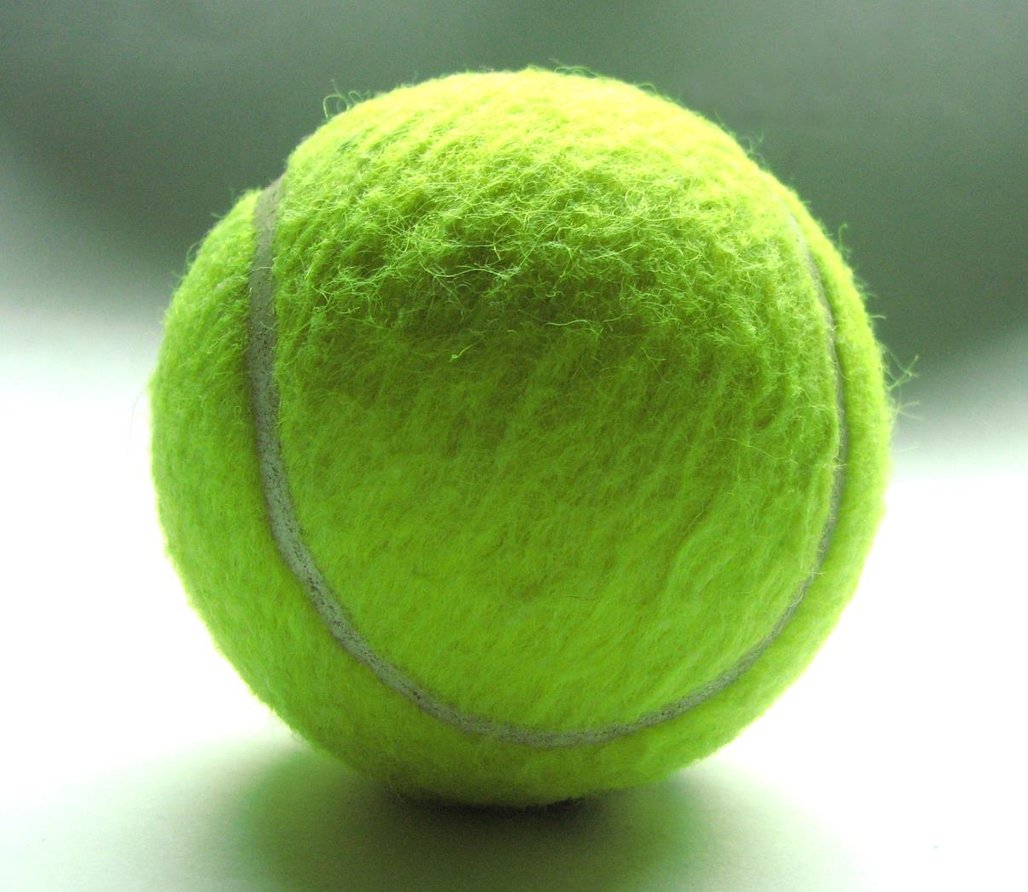 Представьте ядро размером с теннисный мячик. Теннисный мяч. Мячик для тенниса. Теннисный мячик для детей. Теннисный мяч на белом фоне.